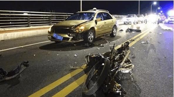 男子醉驾摩托被撞身亡,交警判死者全责,家属不