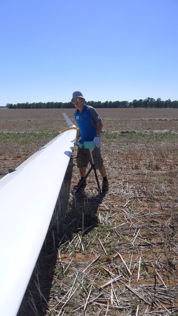 中国滑翔国家队队长杜鹏组装滑翔机。