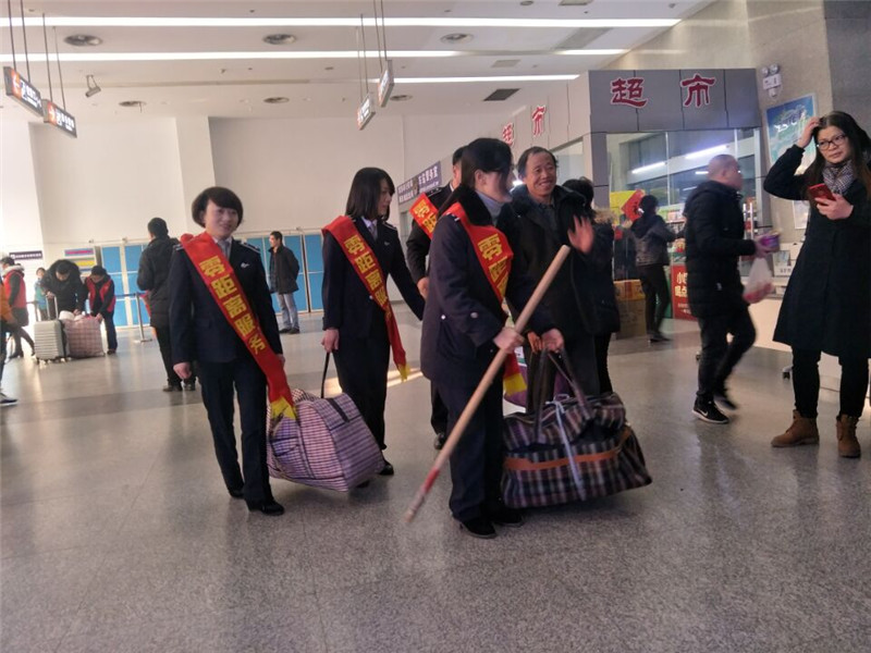 苏州常熟启动春运志愿服务行动 为旅客开启暖
