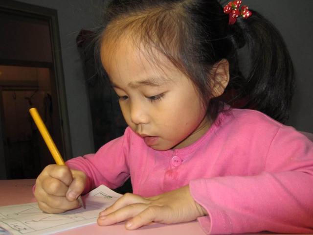 幼儿园老师布置的作业让家长恼火,妈妈的做法