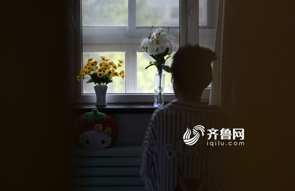 不想天嫉英才,就在去年8月24日,正准备煮面的她,在点燃厨火的一瞬,一声巨响携一场大火将她的所有美丽和梦想瞬间吞噬。经过诊断,她浑身上下超过90%皮肤被重度烧伤。就这样,一切美好,变成了永存的记忆。