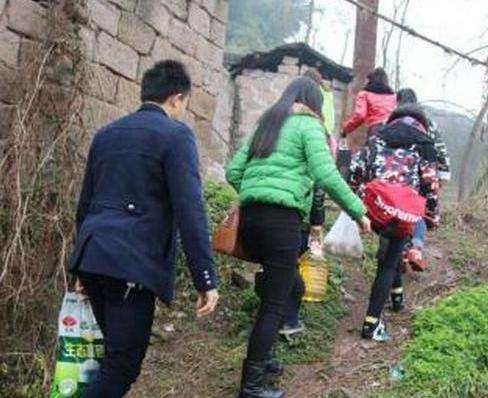 在农村中有一句老话,穷亲戚少来往,尤其是在过