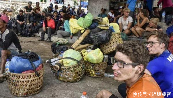 印尼龙目岛发生6.4级地震后,被困林贾尼火山中