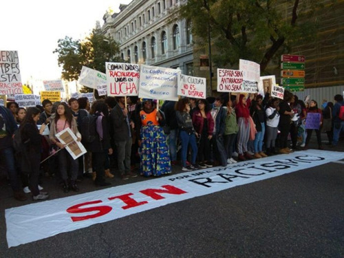 女留学生遭歧视被打骂 新华社:欺负中国人要还