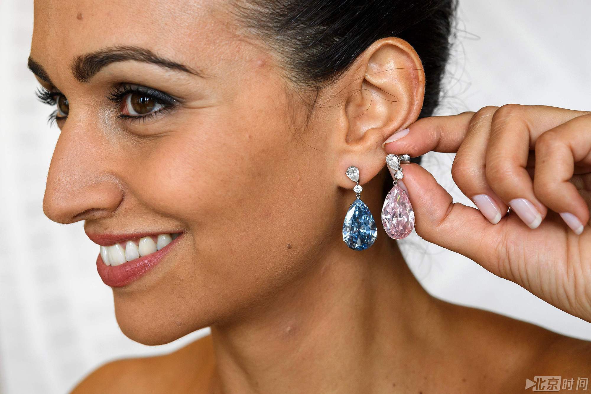 这对耳环是分开出售的，两枚耳坠由同一买家拍得。