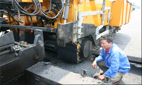 “上海第一摊”袁学强:40年我就干了一件事,给马路铺沥青 “上海第一摊”袁学强:40年我就干了一件事,给马路铺沥青