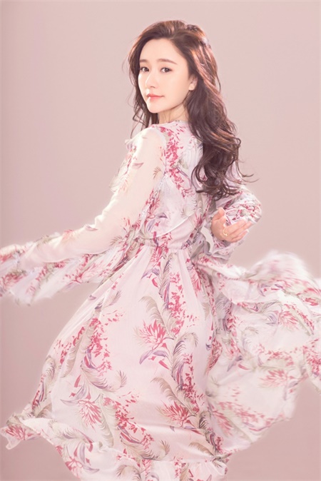 闫笑"七夕"发糖 曝粉色系写真美若仙子