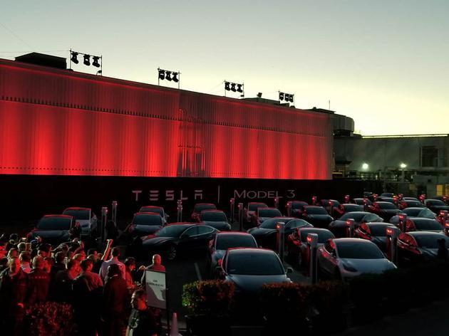 马斯克激动交付Model 3|中兴通讯转让努比亚一