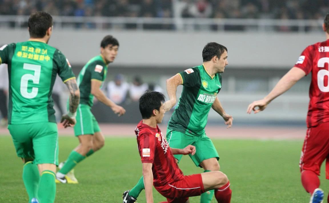 论梅西世界级停球射门VS国脚停球5米远,不!8