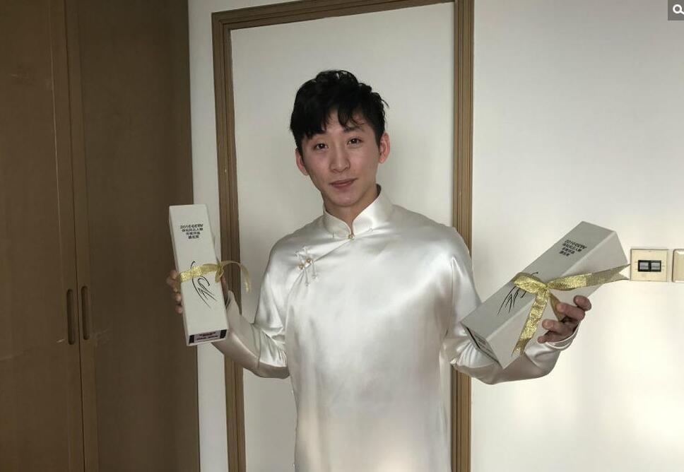 跳水队试礼服 任茜穿高跟鞋配蓝色旗袍