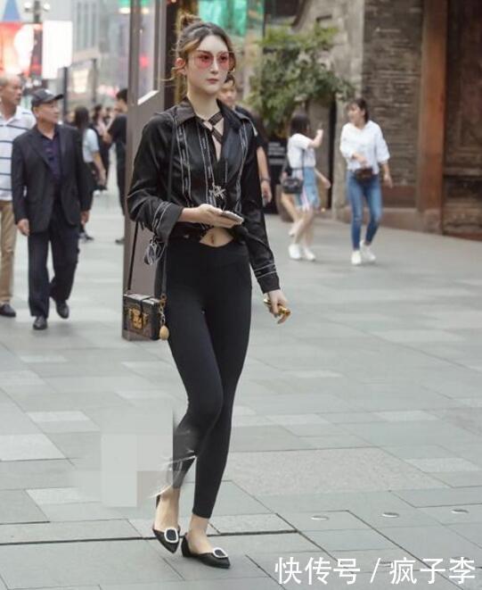 时尚街拍:紧身裤美女,散发出青春时尚的气息,走