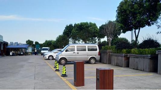 停车位被占却被警告,停车or跳广场舞?