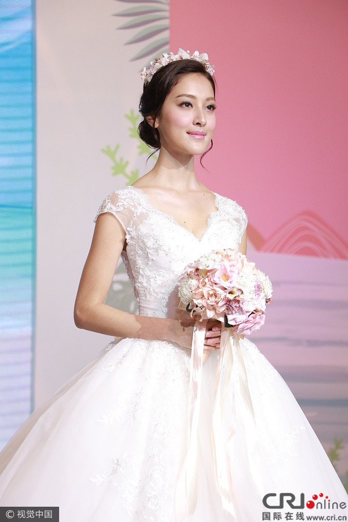 陈凯琳穿婚纱走秀似恨嫁 直言结婚对象认定郑嘉颖