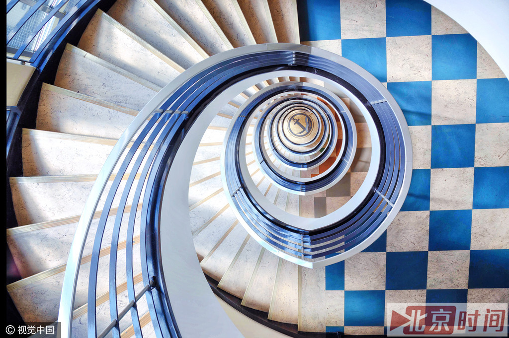 一秒变酷炫 摄影师将螺旋楼梯拍成“盗梦空间”
