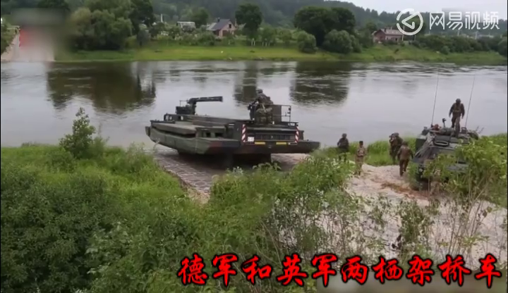 “舟桥部队”两栖架桥车快速架设浮桥，坦克步战车通过