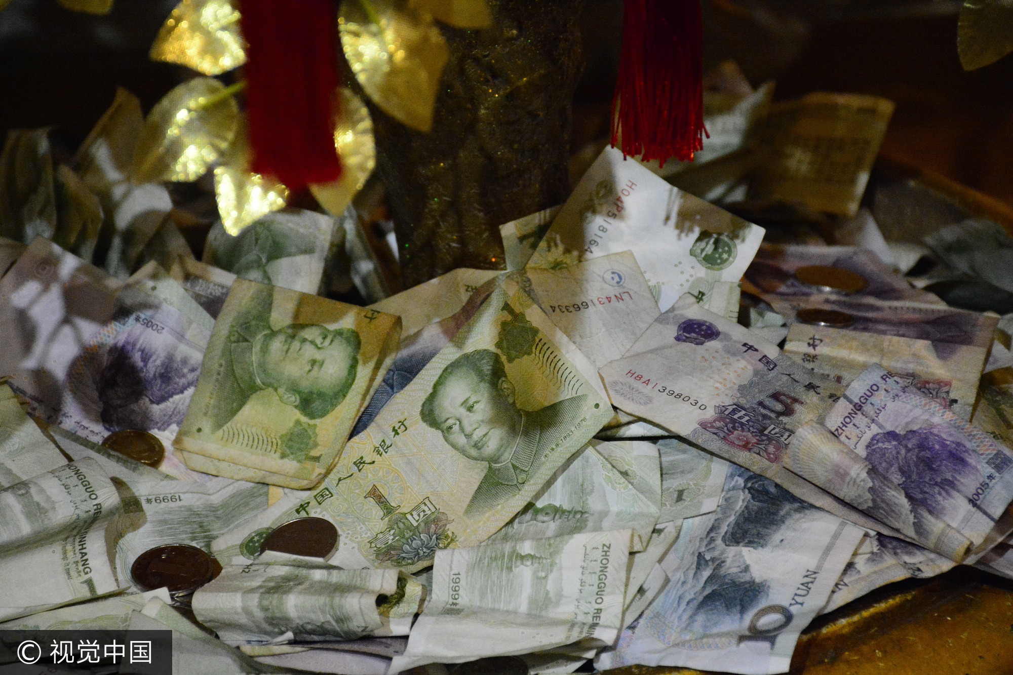 摇钱树上布满游客为许愿放置的人民币密密麻麻十分有趣。