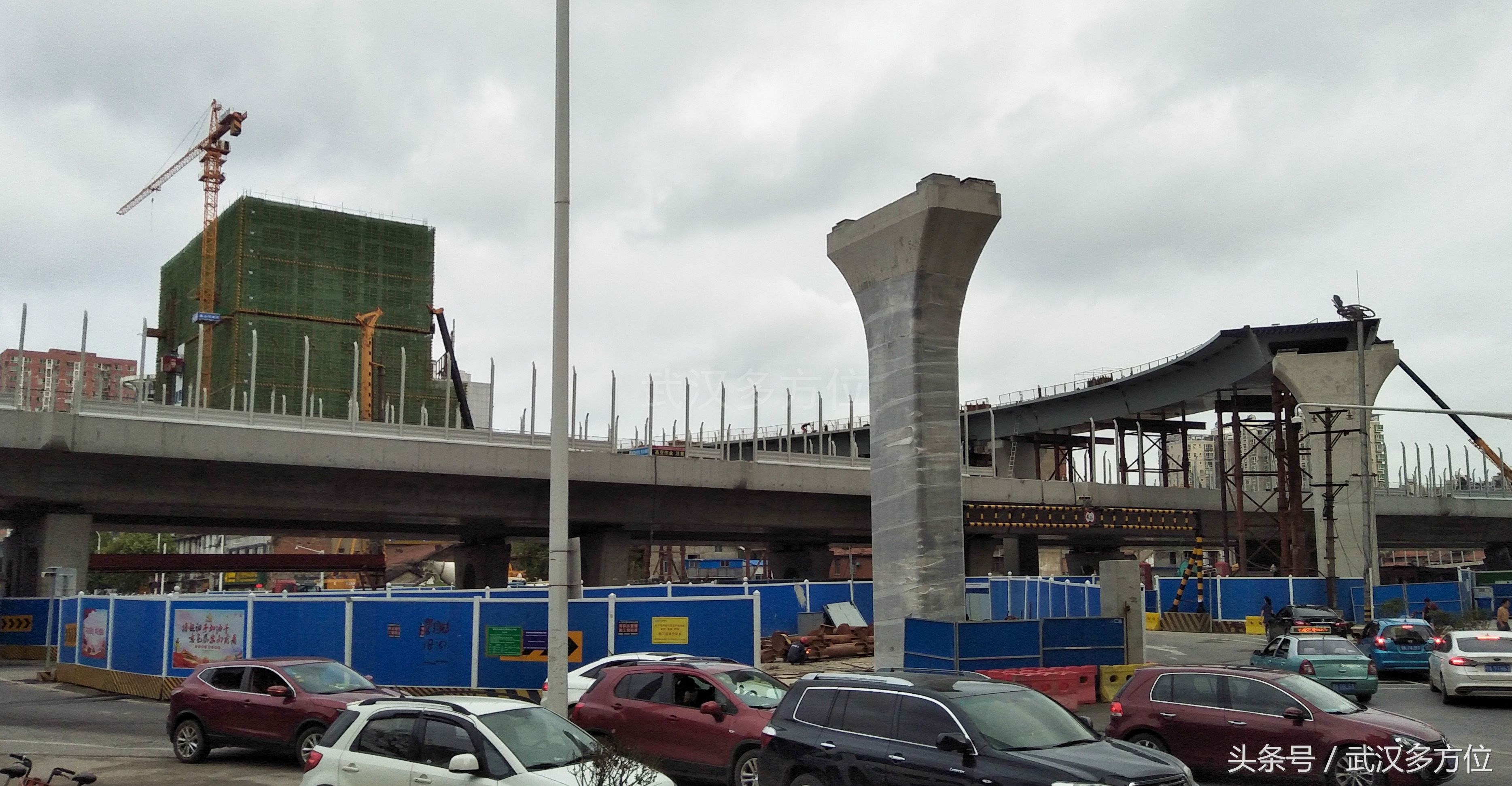 原定于8月份通车的月湖桥,引桥至今没合拢,武