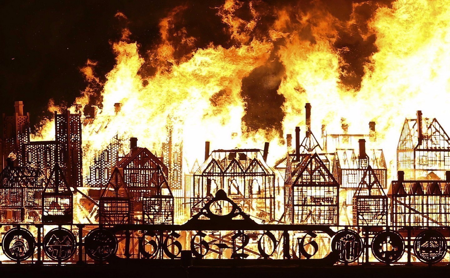 英国焚毁伦敦城市模型 纪念伦敦大火350周年 英国焚毁伦敦城市模型 纪念伦敦大火350周年