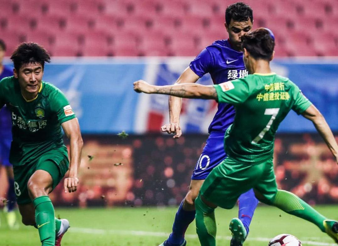 欧洲媒体报道北京国安球员韦世豪乌龙球闹乌龙