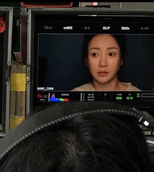 柳岩晒眼睛特写,大家都在研究她的双眼皮