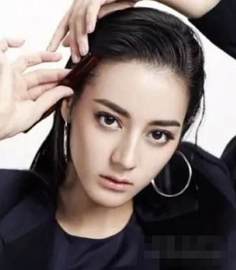 女装被说像男人,男装被说像黄子韬,拥有神颜的