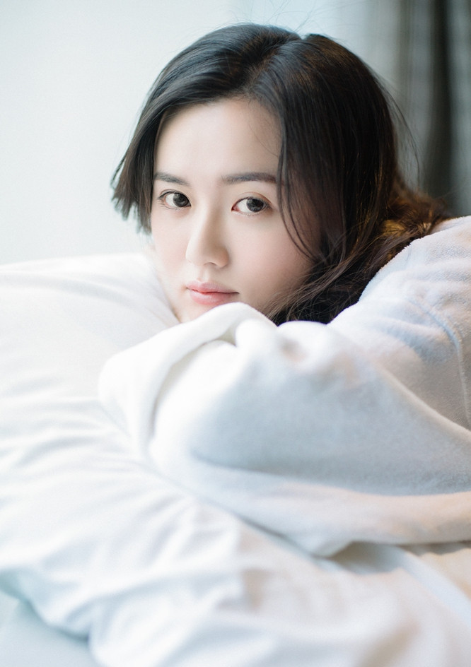 江铠同裸妆写真清新甜美 穿睡衣慵懒撩人