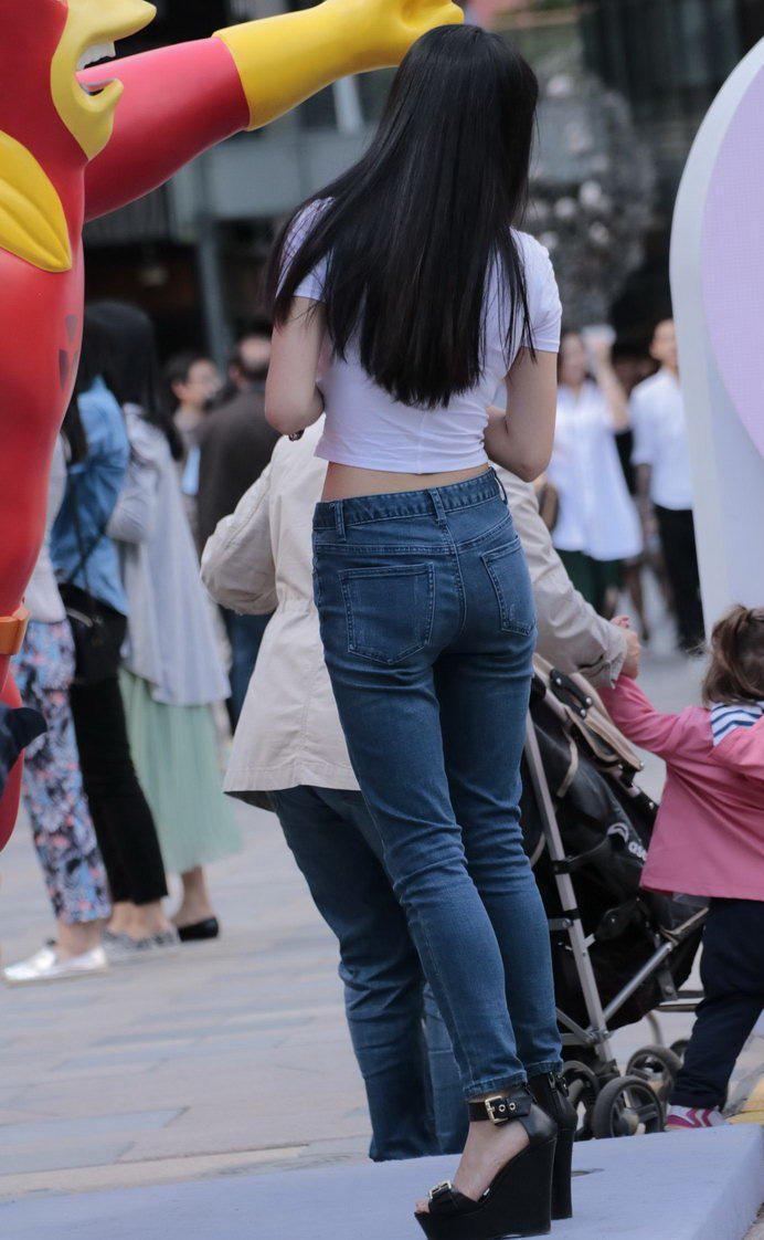 广场街拍:紧身牛仔裤美眉,大秀丰满身材,满满的