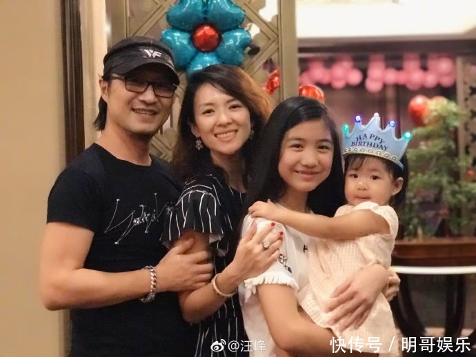 章子怡晒出全家福为汪峰庆生,女儿长相清纯,颜
