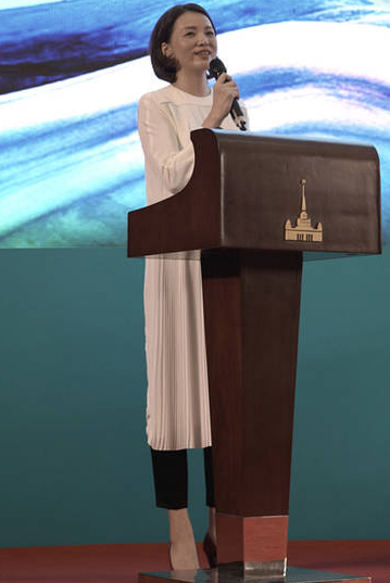 董卿穿白裙优雅登台 捂嘴笑知性十足