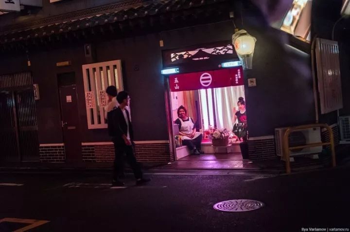 飞田新地分为青春通和妖怪通两条街。这两条街的两边密密麻麻的排列着数家不通的店铺。