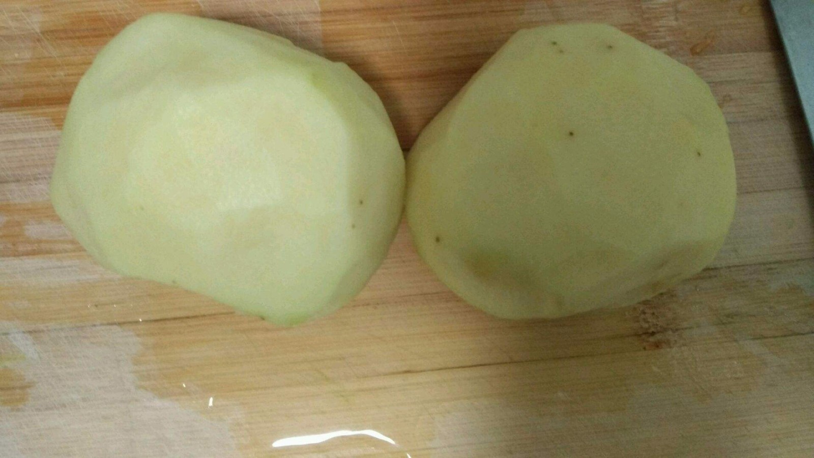 做法: 1.将土豆刮皮洗干净
