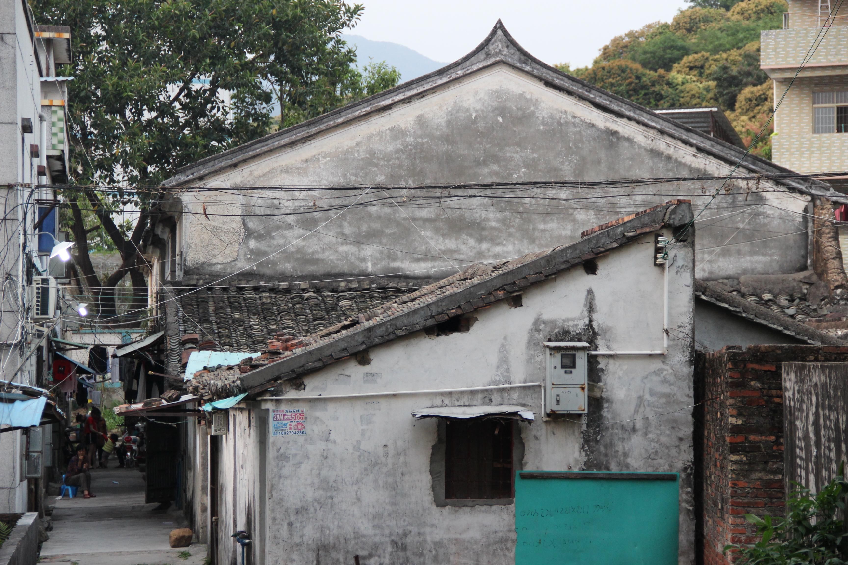 舊村莊的瓦房出租屋前,路燈已經開了,租客們各有各忙