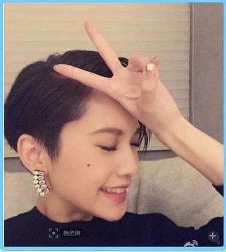 看她们剪刀手自拍 赵丽颖可爱baby的最喜欢
