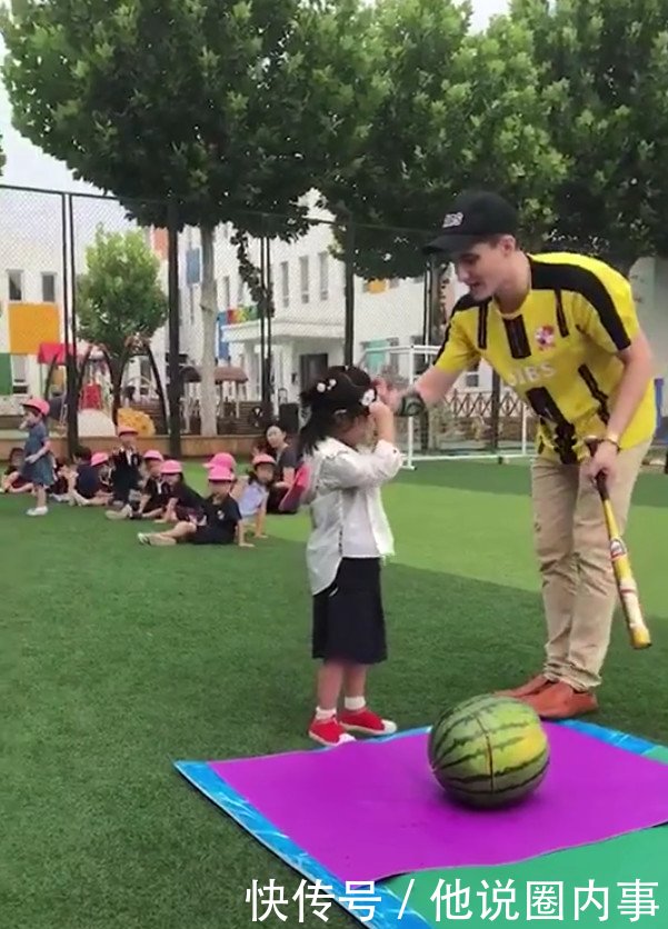 李小璐哥哥晒甜馨视频,蒙眼敲西瓜超可爱,完全