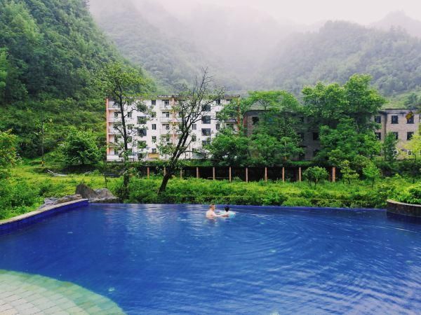 重庆主城--渝湘高速--南川互通--南万高速--金佛山西下道--天星温泉城