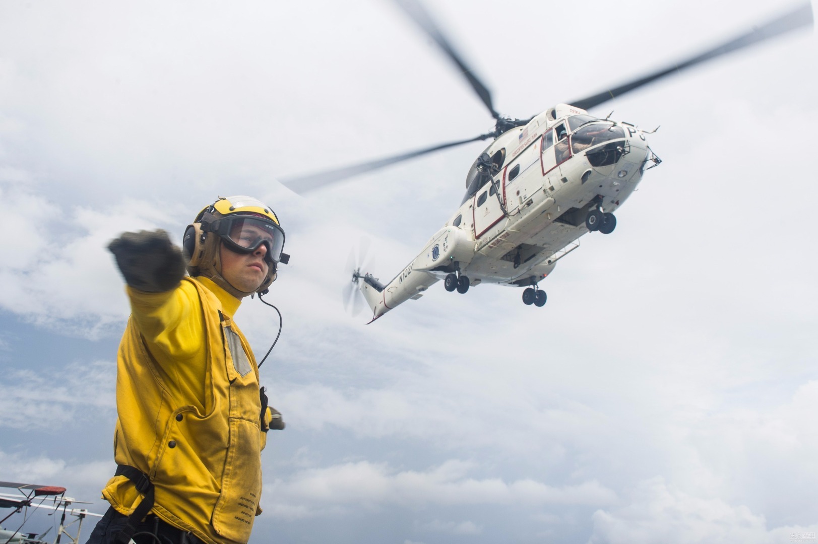 10月14日美国海军黄蜂级两栖攻击舰“好人理查德”号(LHD 6)和惠德贝岛级船坞登陆舰“日耳曼城”号（LSD 42）及两艘伯克级驱逐舰和两艘补给舰组成的舰队继续在南海训练。