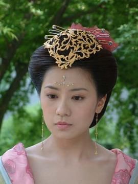 贾静雯男人装,身材苗条迷人,轮廓精致,眼神温柔