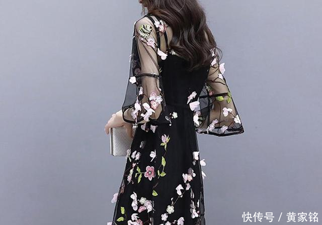 45岁的中年女人,穿裙子配平底鞋,精心打扮一下