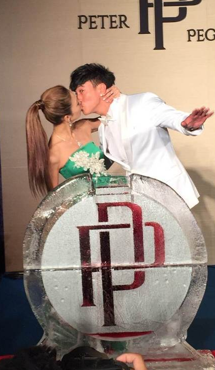 新娘换上了第二套绿色裤套装礼服，还上演了强吻新郎的戏码。伴郎郭品超更是感动落泪，现场的嘉宾纷纷调侃他失恋了。