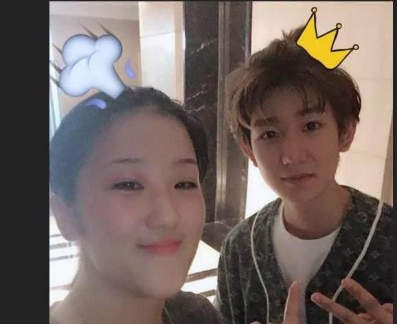 王源现身机场,穿的鞋子跟王俊凯、千玺是同款