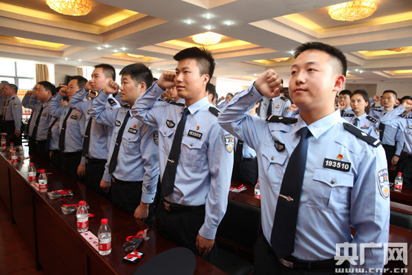 武汉铁路警方举行青年民警授予警衔仪式