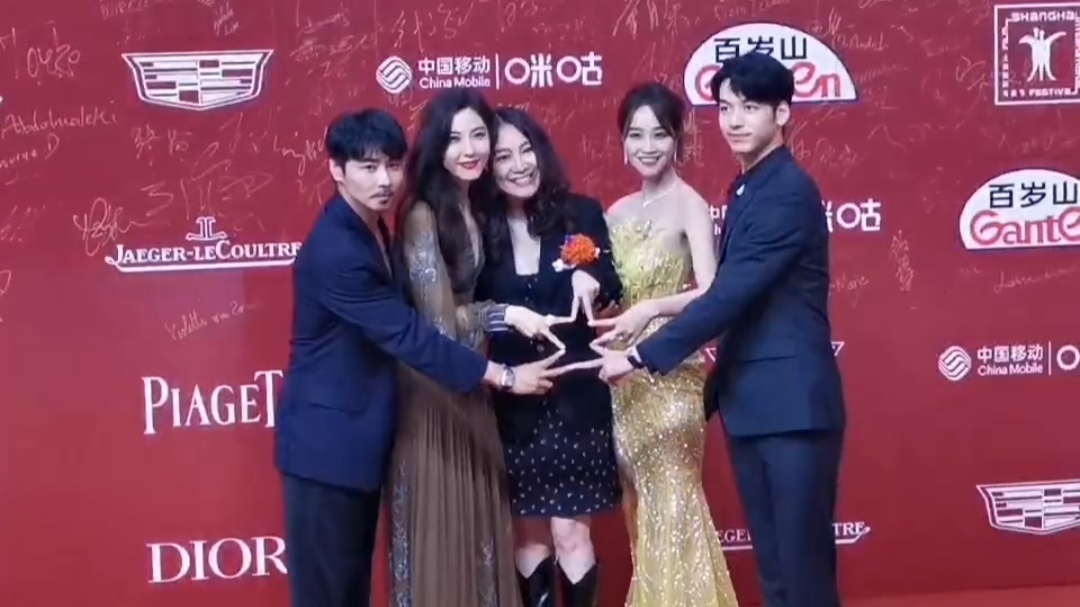 《一闪一闪亮晶晶》主创曾黎、蓝盈莹等秀出星星手势