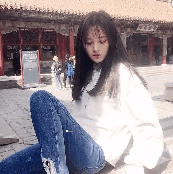 鞠婧祎秀美腿, 裙子超短遮不住, 网友: 一弯腰什