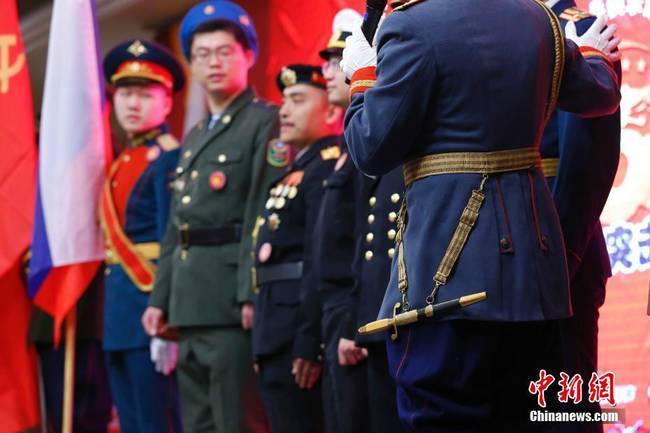 12月3日，北京龙骑兵军事俱乐部迎来了一年一度的军装秀活动，200余名资深军迷穿着多个国家各时期“军服”及警察“制服”盛装出席。该活动已成为军迷交流、学习军事知识的盛大PARTY。