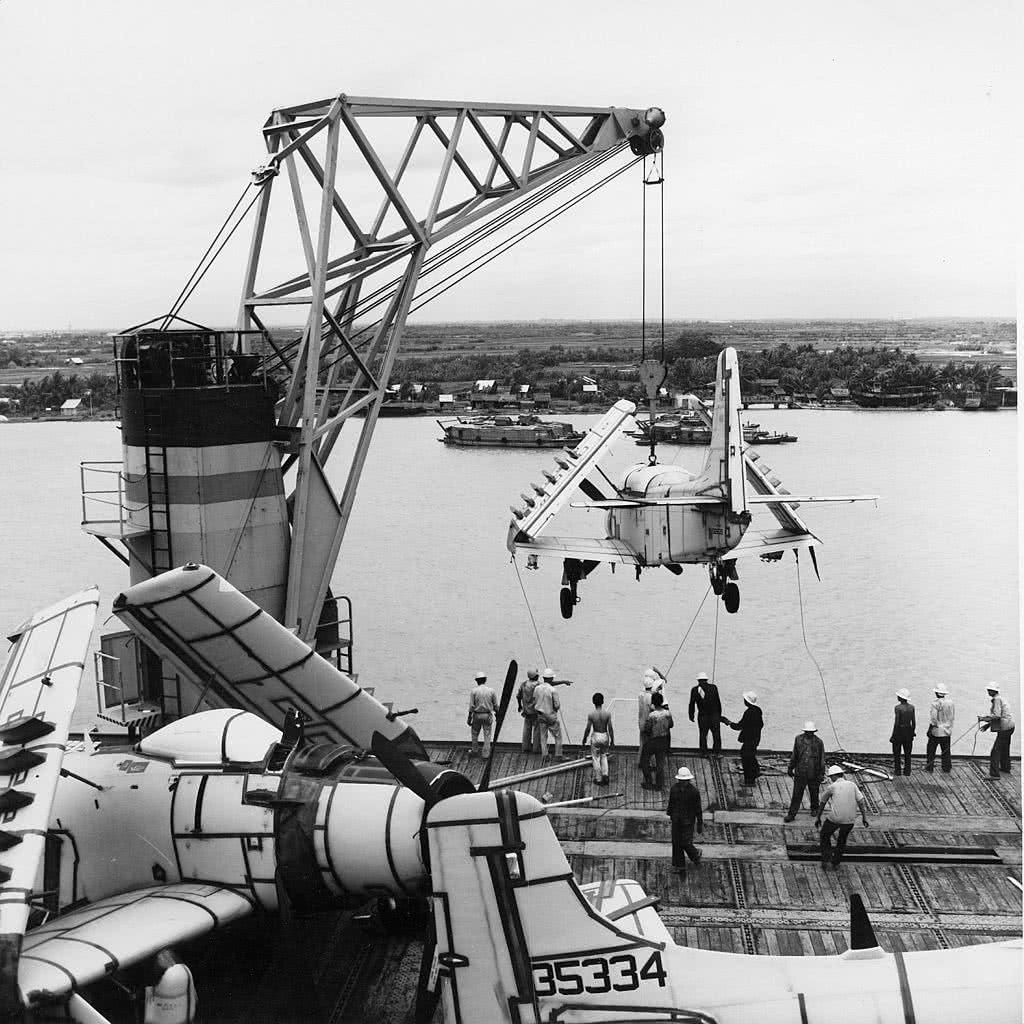 越战中为南越运送装备的美军航母,竟被两名越