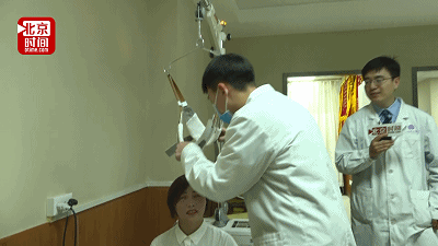 大妈上吊式健身吓坏路人 医生:太危险易受伤 大妈上吊式健身吓坏路人 医生:太危险易受伤