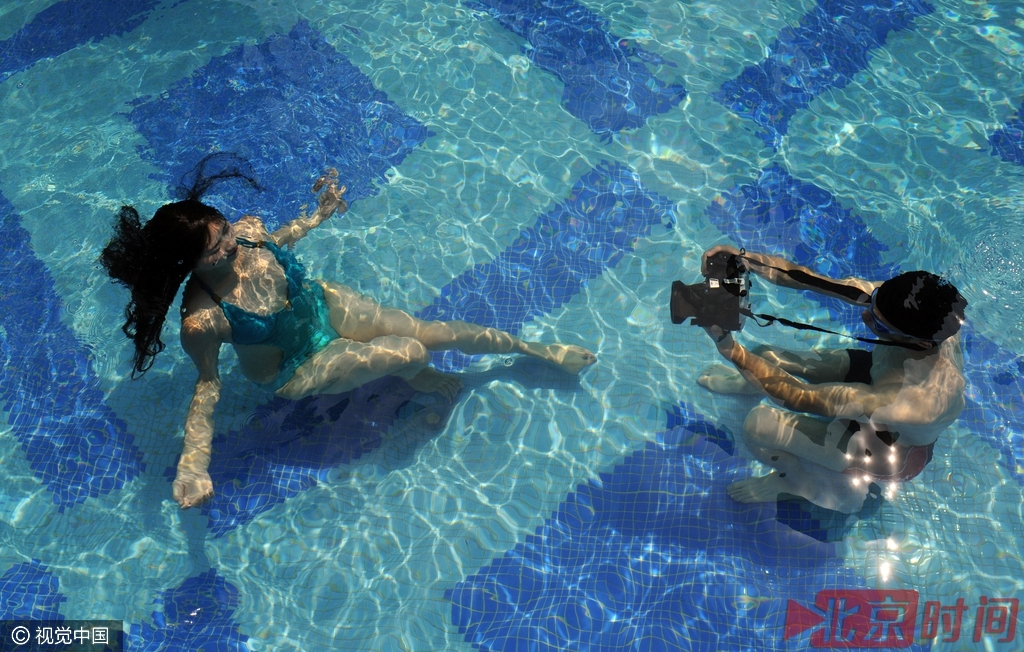 刘学文说，最让他感动的是，有一对朋友的朋友，他们从杭州来合肥玩，听说他会水下摄影后，立马找到他，想要拍摄一组水下的婚纱照片。“之前我们根本没尝试过啊，后来提前设计了很多种水下拍摄的方案，并且想出了不少适合水下的造型，没想到这组照片大获成功！在朋友圈里获得点赞无数，这也算是对我水下摄影方面的肯定吧！”