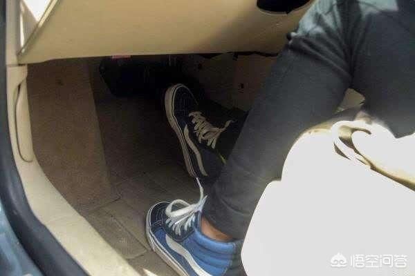 手动挡停车,是先踩刹车还是先踩离合?