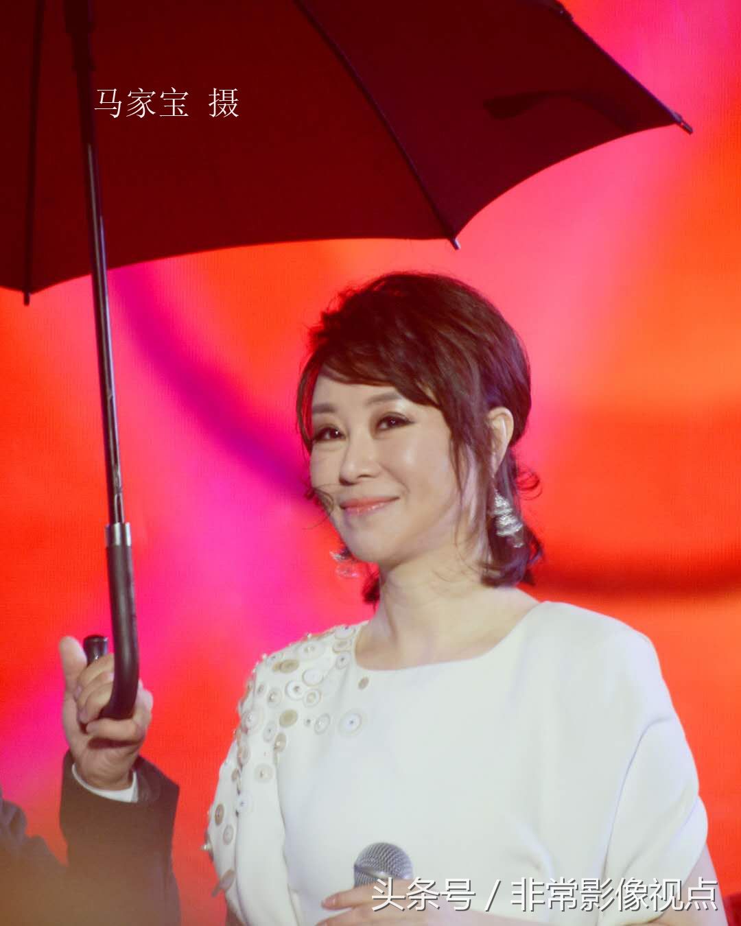 众歌星云集四线小城商演 为什么压轴歌手一上