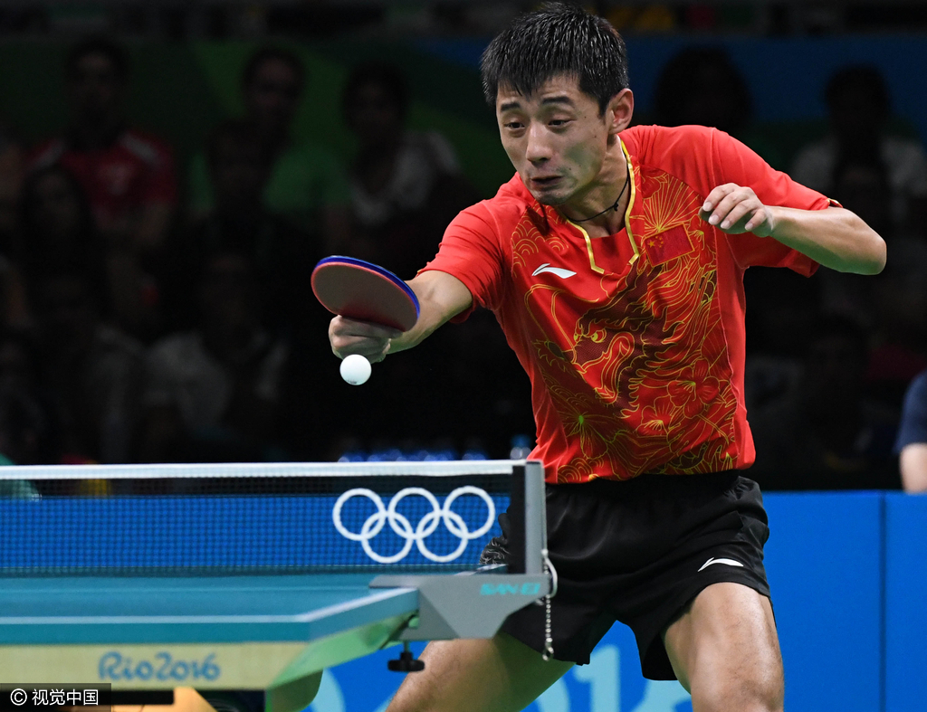 10平后双方一直纠缠到13平，郑荣植把握机会连得两分，他以15比13先声夺人。
图为张继科在比赛中。